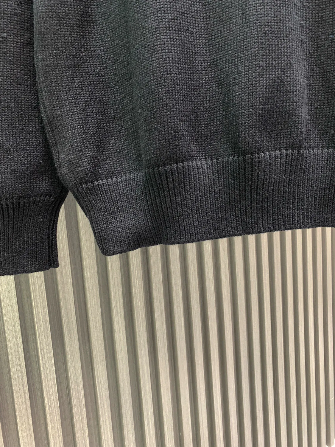 🅿️400 🀄️ Louis Vuitton Louis Vuitton 25* Year of the Snake Limited Edition Knitted sweater jacket style with classic double dragons embroidered around the chest A whole dragon embroidery on the back highlights the dominance Color-dyed wool blended cotton yarn High weight and high density Super high quality The wool is soft, delicate and skin-friendly It feels soft and silky All color-dyed high weight cotton yarn ensures no color difference Adopts four-hole knitting method Tight and textured, durable and not prone to pilling. It has a soft and warm comfort. It does not stick to the body when worn alone. Classic knitted clothing uses exquisite details and iconic brand symbols to reinterpret the charming charm. This sweater is made of wool and cashmere blended fabrics and is made with heavy-duty jacquard craftsmanship. All products are produced on imported looms. The details are clearly visible and the sense of high-end is the same for men and women.